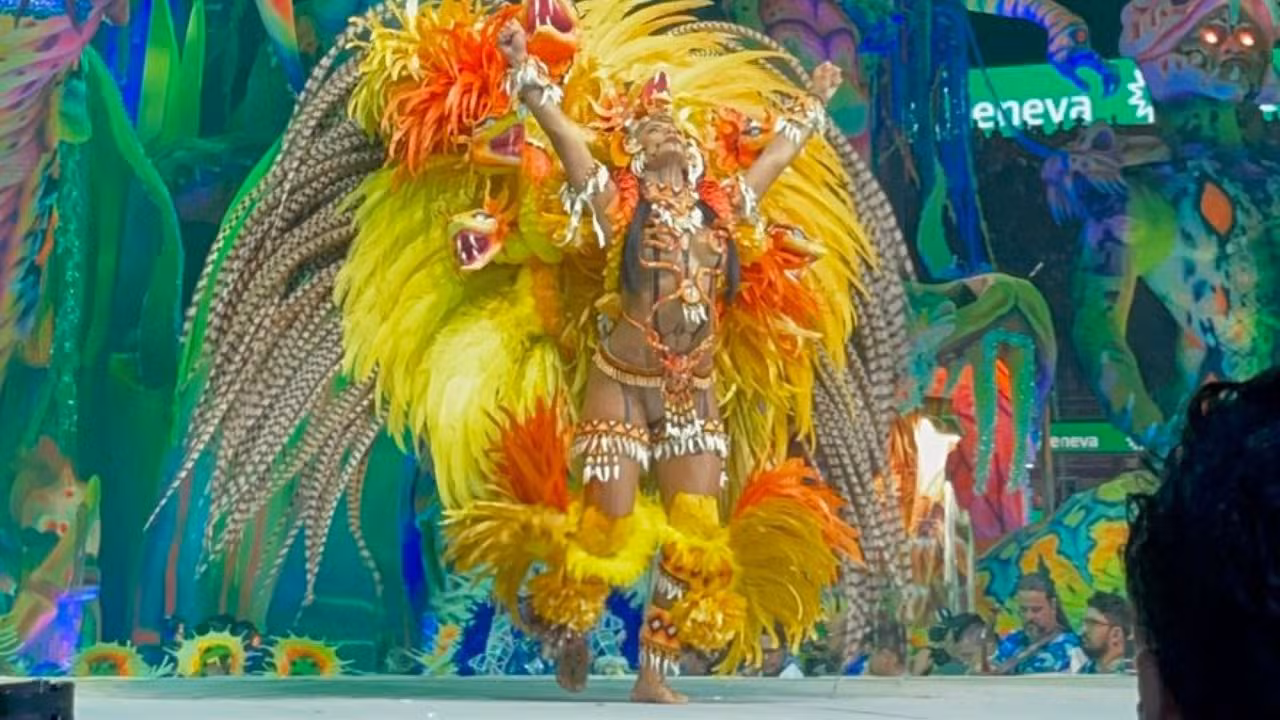 Ao som de 'Deusa das Lutas', Marciele Albuquerque faz evolução na primeira noite do Festival de Parintins 2026; VÍDEO