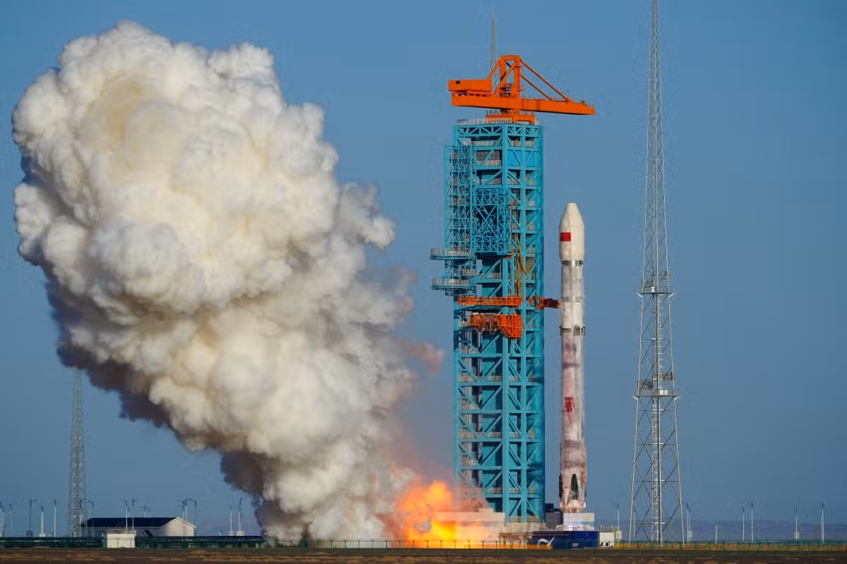 Foguete dá ré? China consegue feito inédito ao fazer propulsor voltar e pousar em terra firme; VÍDEO