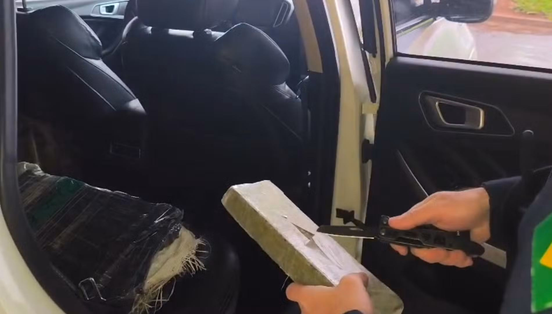 Motorista é flagrado com 20 quilos de maconha no banco traseiro de carro em Ourinhos