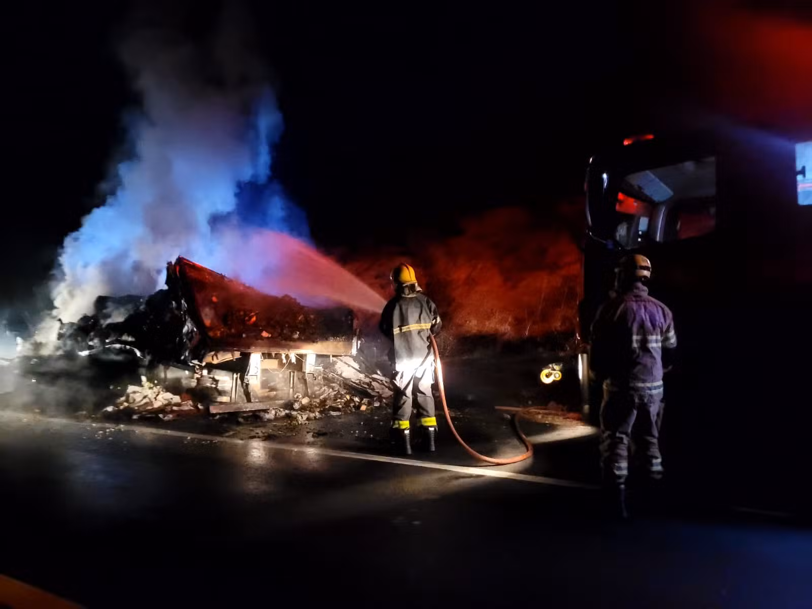 Carreta carregada de uvas é atingida por incêndio na BR