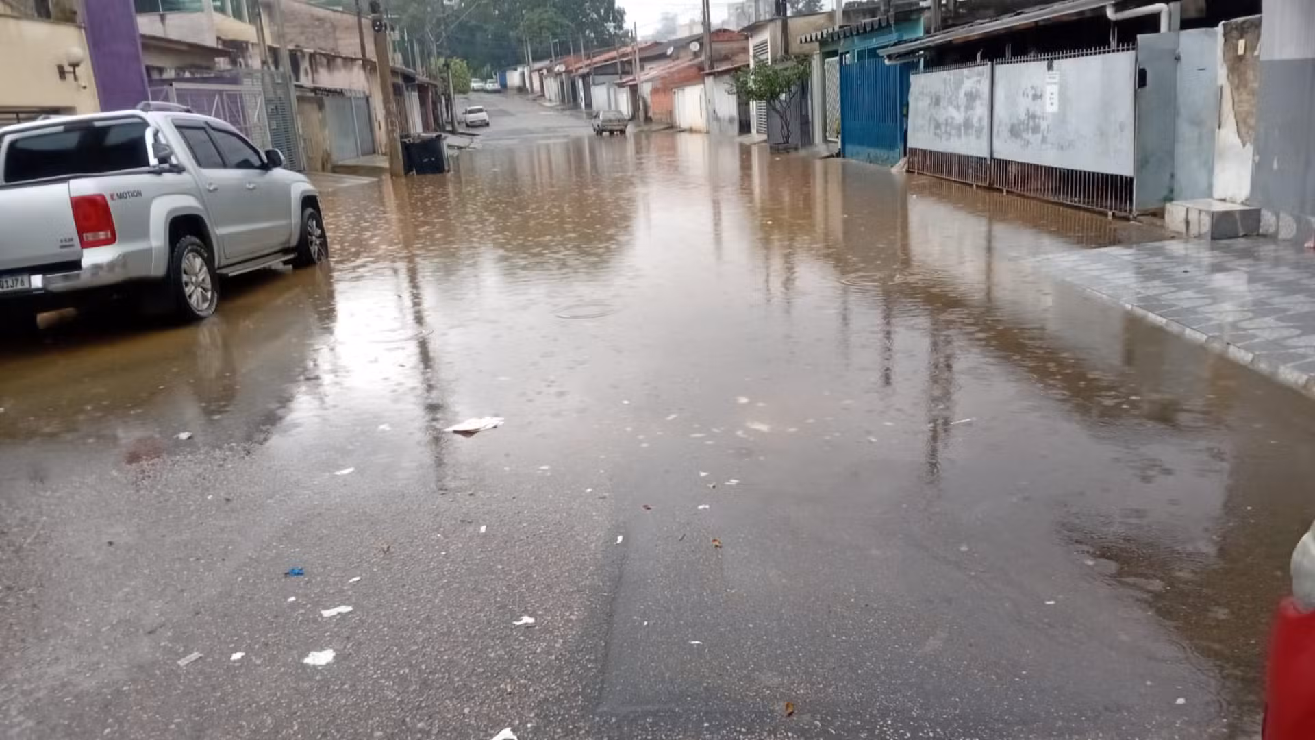 Chuva invade casas, interdita avenida e eleva nível do Rio Sorocaba