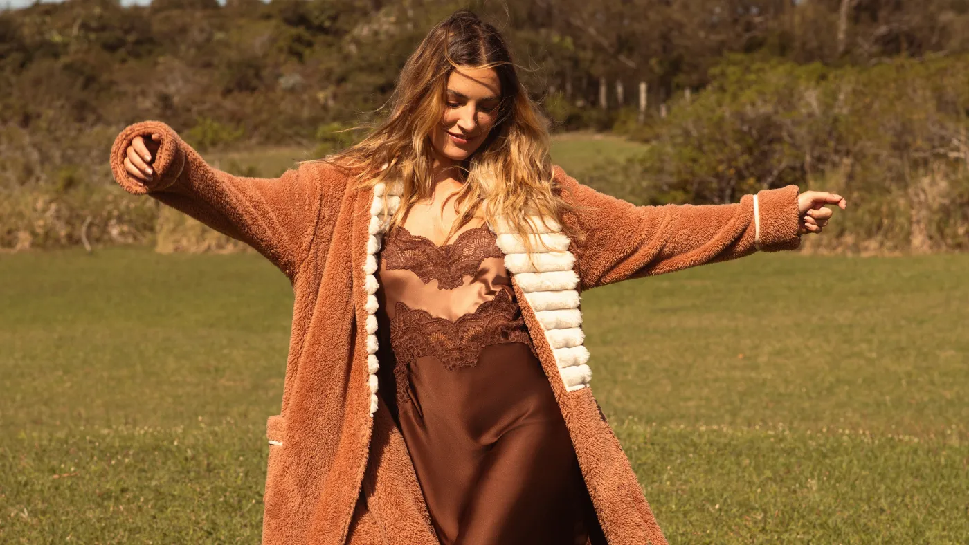 Muito além do quarto: por que o robe virou uma das peças mais versáteis do vestuário