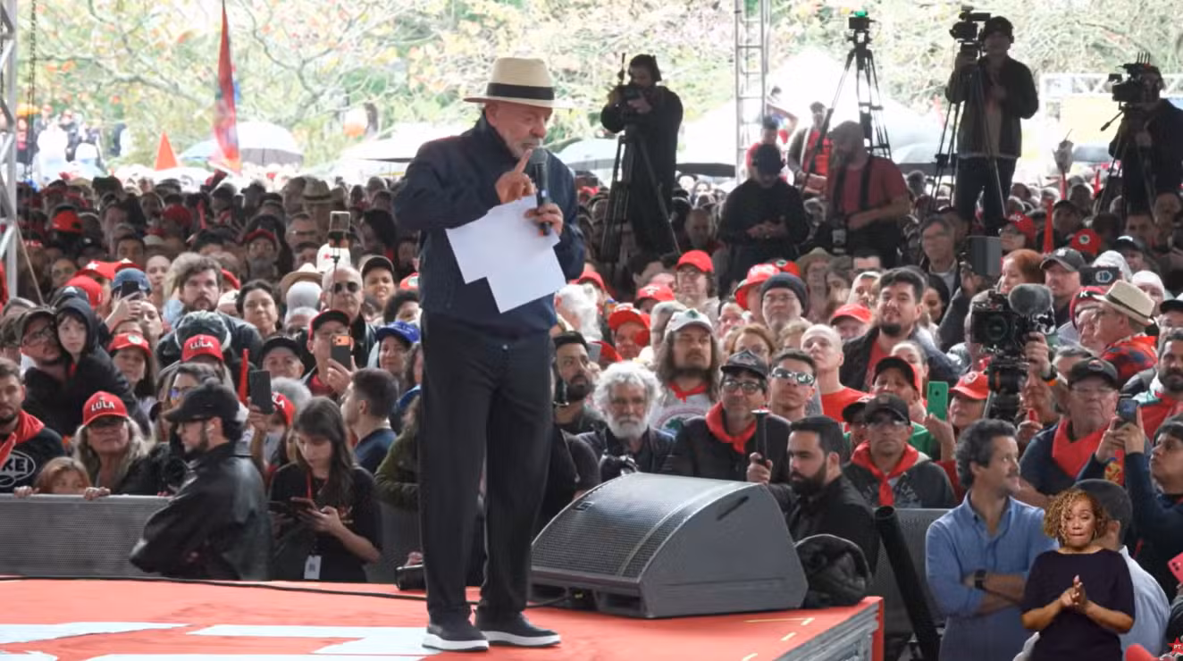 Lula faz campanha em reduto do bolsonarismo, diz que Flávio quer tirar o pai da cadeia e prega fim das bets