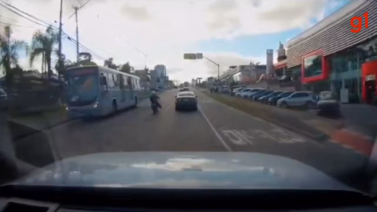 VÍDEO: Ônibus ligeirinho é flagrado andando na contramão em rua movimentada de Curitiba