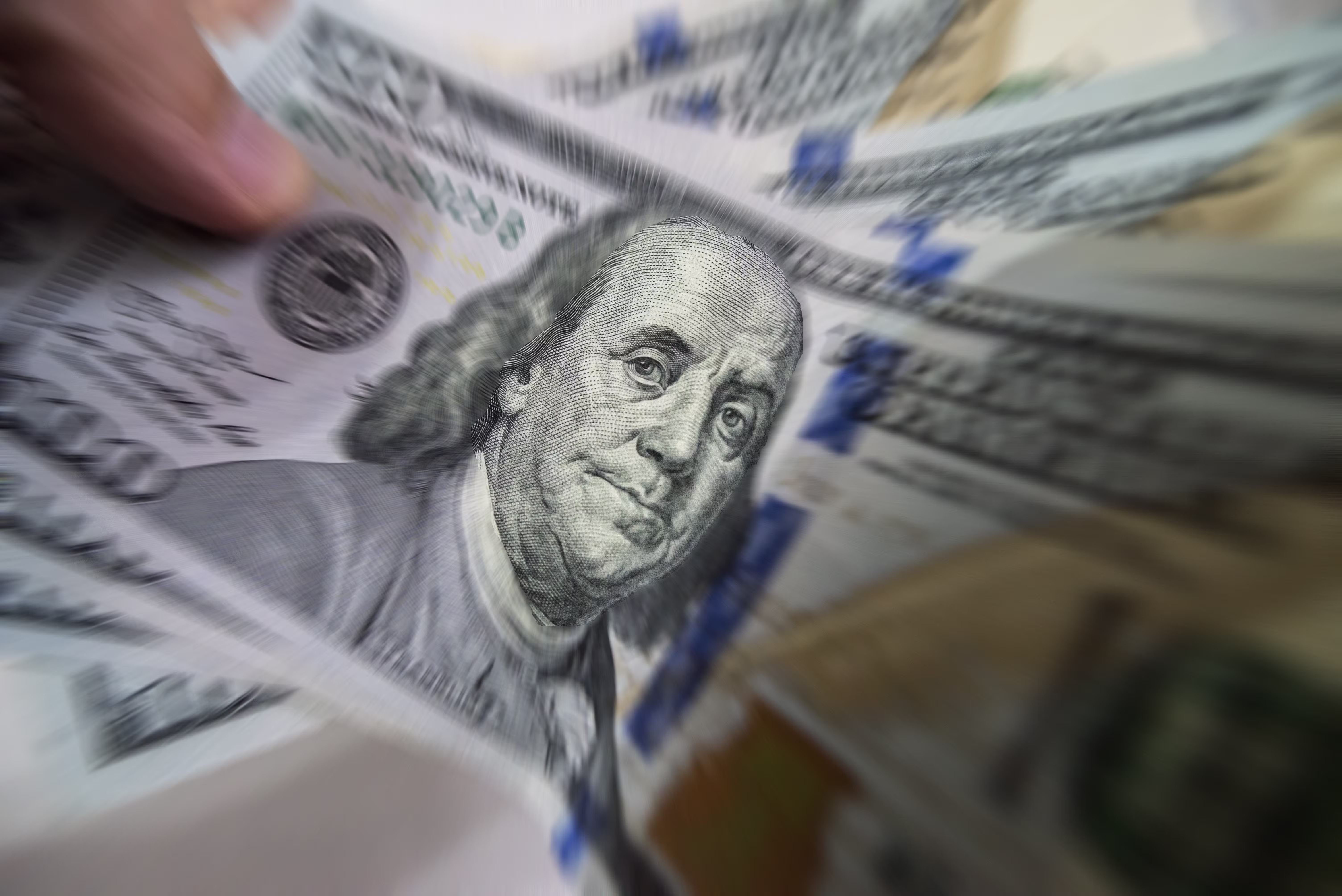 Dólar cai e fecha a R$ 5,16, de olho em dados econômicos e com feriado nos EUA; Ibovespa sobe