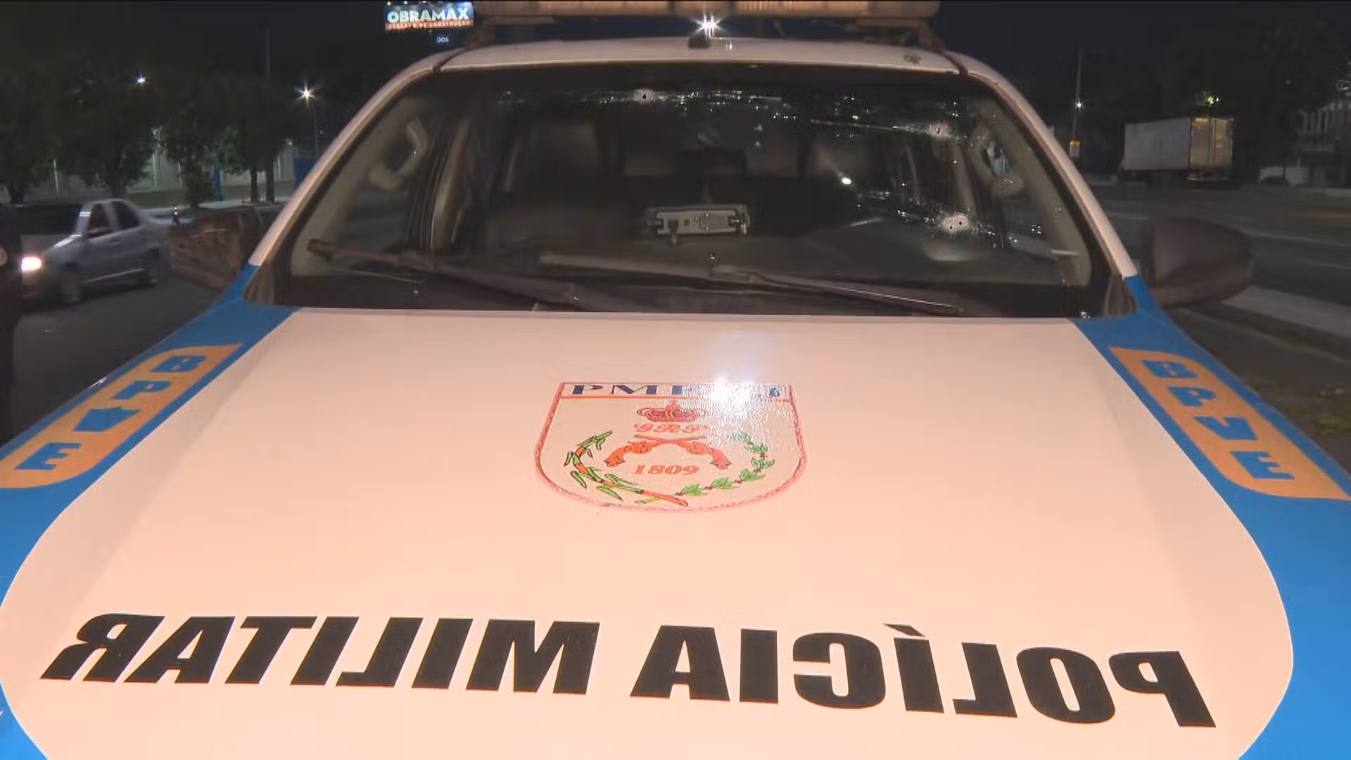 Perseguição e troca de tiros na Avenida Brasil deixa cinco mortos, entre eles um policial militar