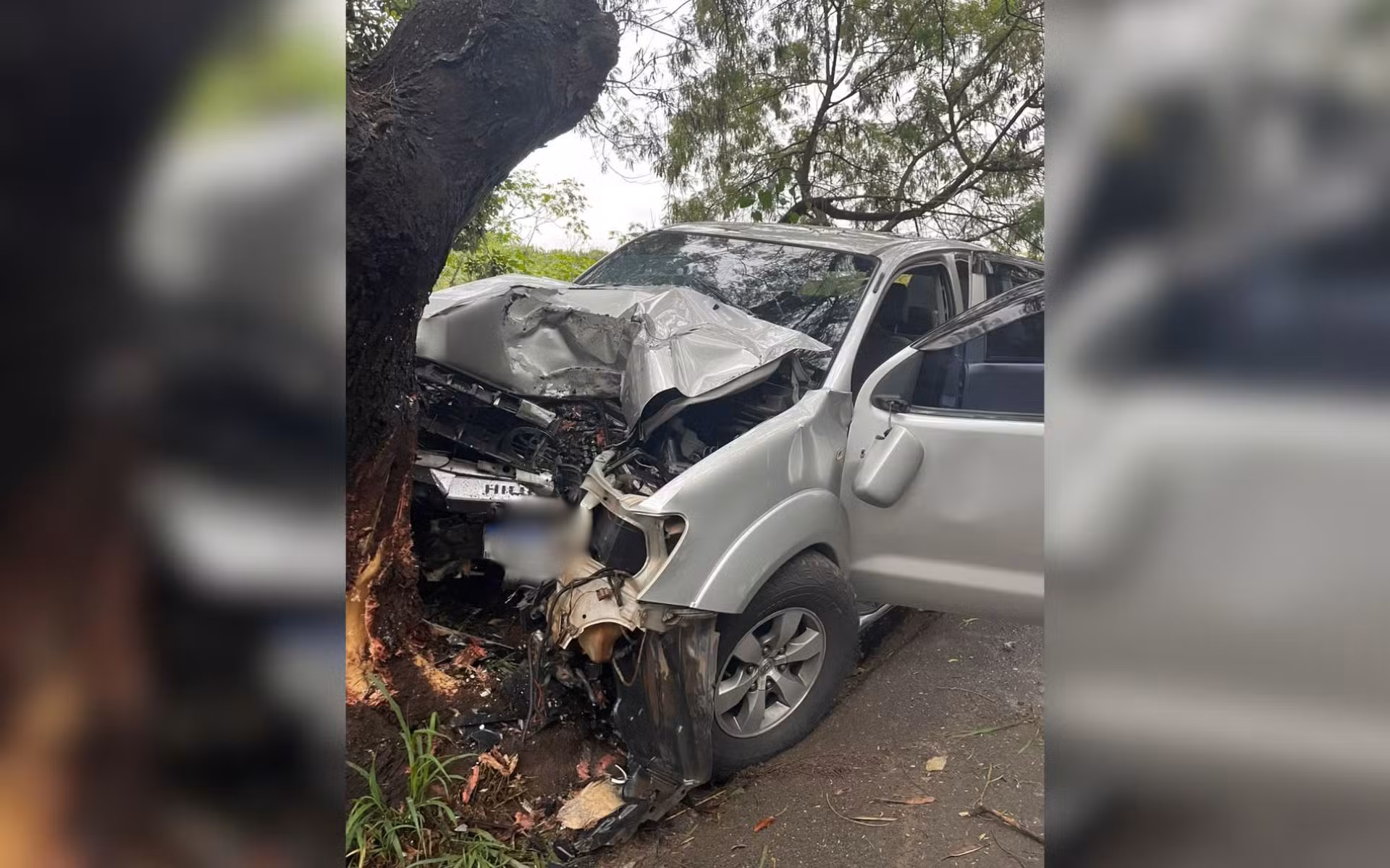 Motorista morre após caminhonete bater contra árvore; revólver e munição deflagrada foram encontrados no veículo