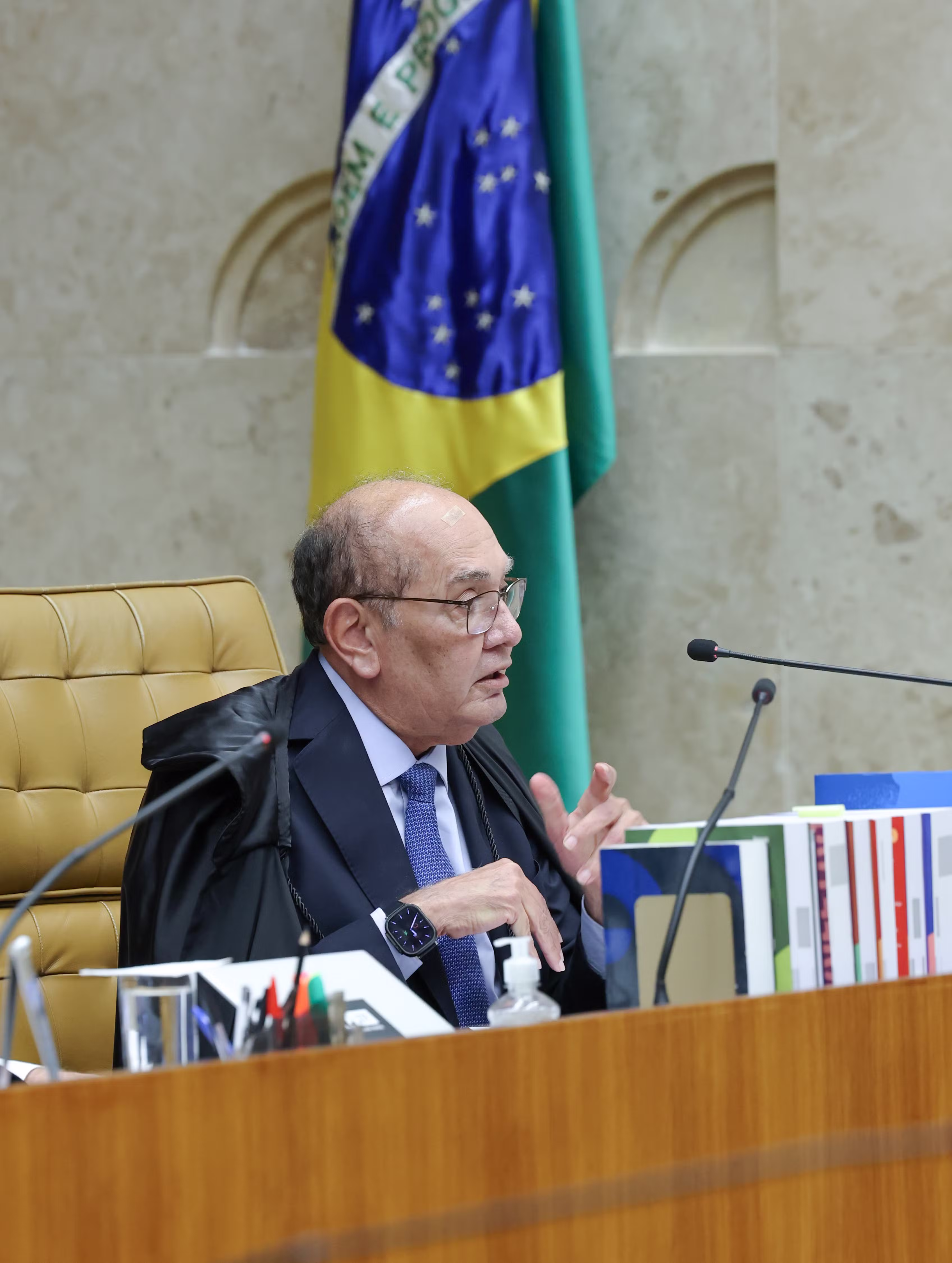 Mendonça chama Gilmar de 'leviano', e decano reage com acusação de condução político