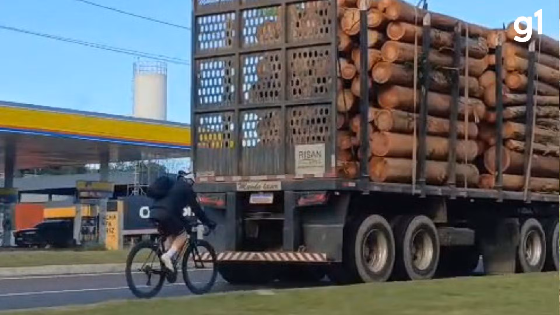 VÍDEO: ciclista é flagrado pedalando atrás de caminhão carregado com troncos de madeira no RS