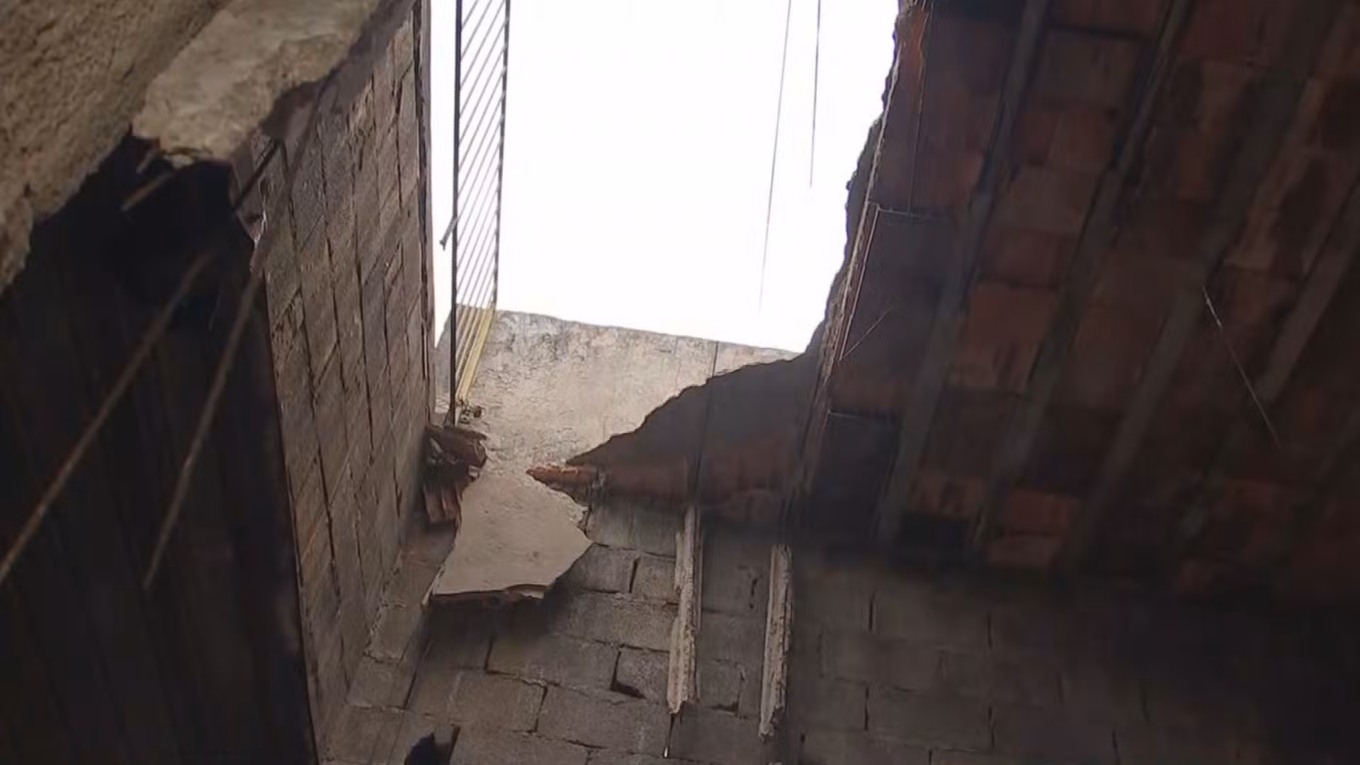 Mãe e filho ficam feridos após laje desabar em Várzea Paulista