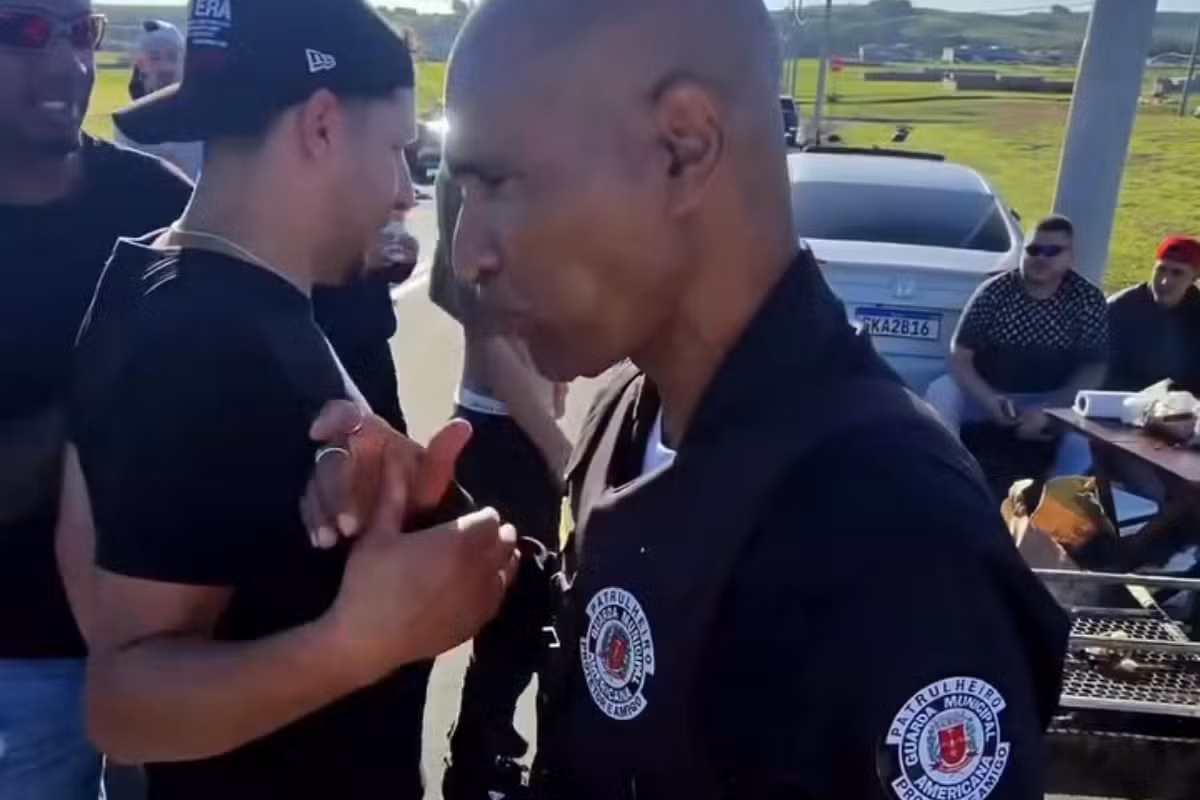 Em vídeo, guarda aperta mão, come churrasco e ironiza infrações de motociclistas: 'Nem vi vocês'