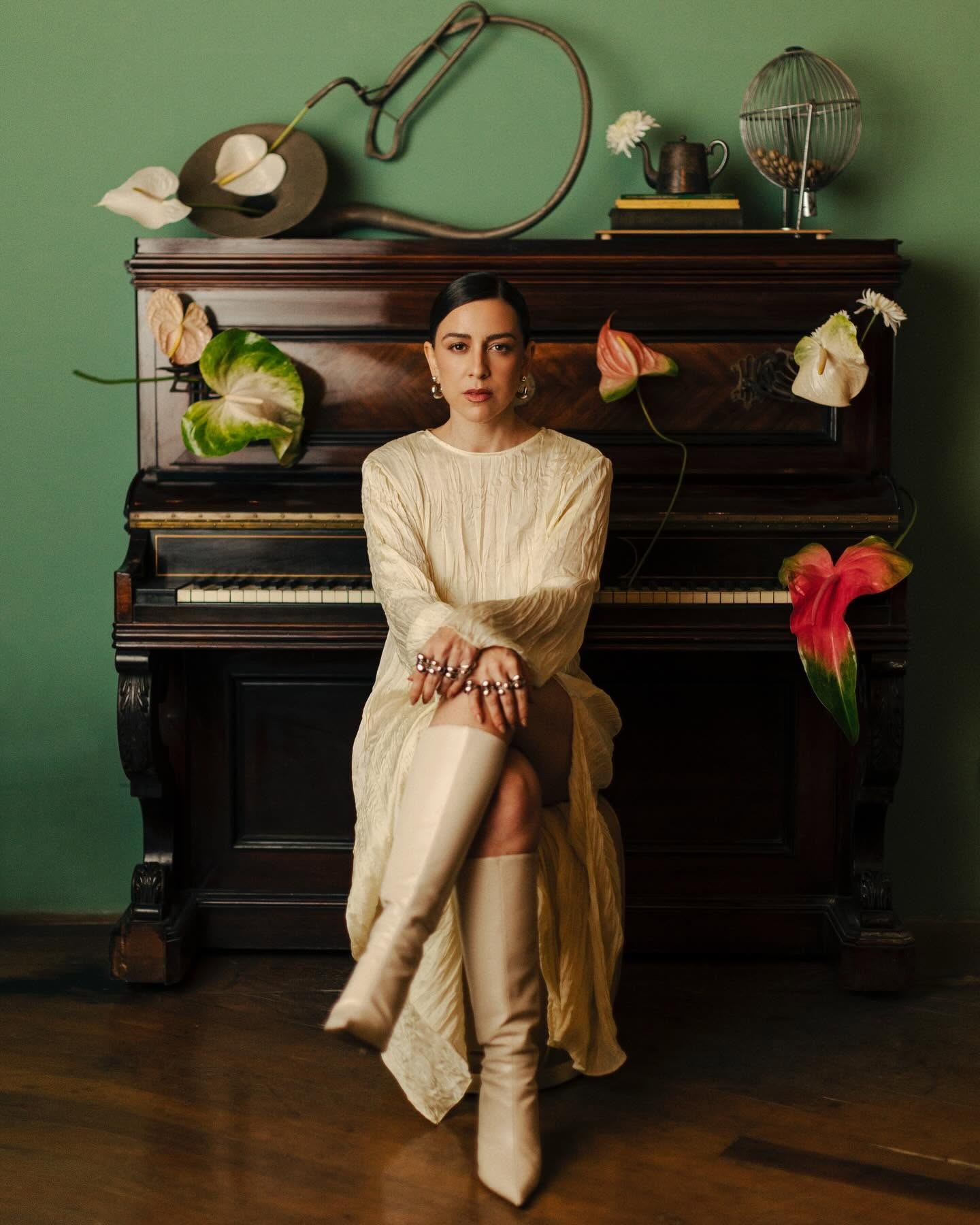 Canto matricial de Gal Costa reverbera na 'Flor de maracujá' de Roberta Sá