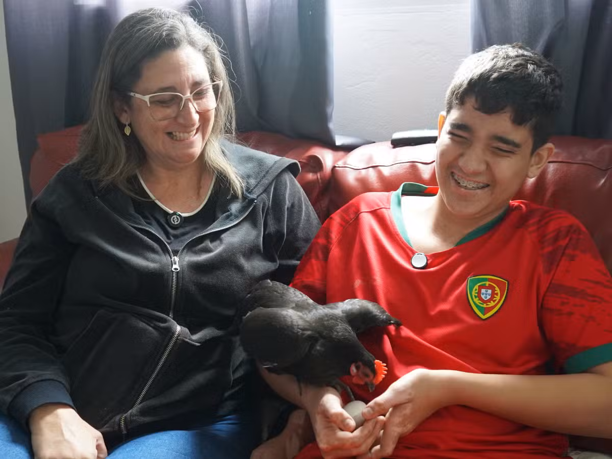 Galinha de apoio emocional ajuda adolescente autista a enfrentar ansiedade: 'Feita para ele', diz mãe