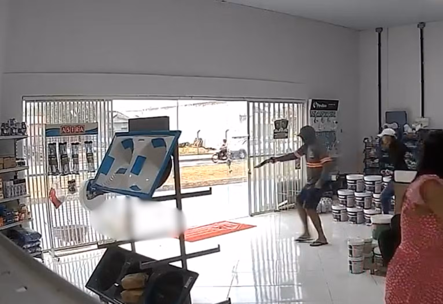 Homem é morto a tiros dentro de comércio no interior do TO; VÍDEO