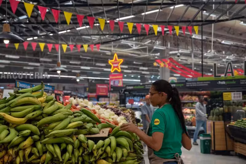 O país vizinho do Brasil onde empregados passaram a trabalhar menos e a ganhar mais (com desemprego na mínima histórica)