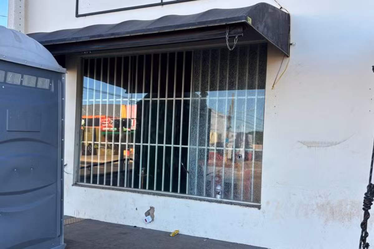 Tentativa de execução termina com suspeito morto e três feridos em tabacaria de Campo Grande