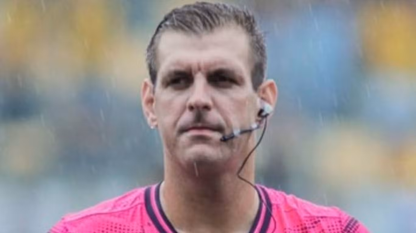 Árbitro de futebol de SC morre após carro bater contra parede de terminal urbano e pegar fogo