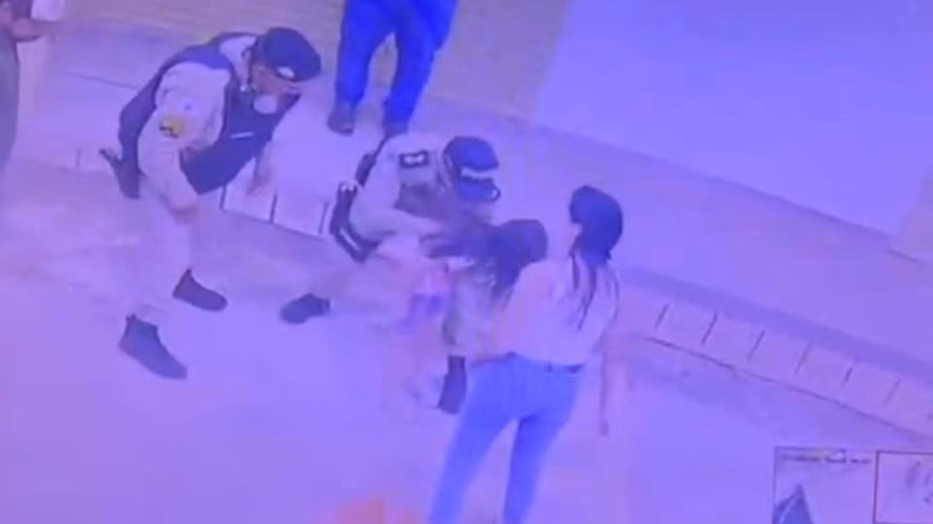 VÍDEO: Menina de 6 anos engasgada com pirulito é salva por policiais em MG