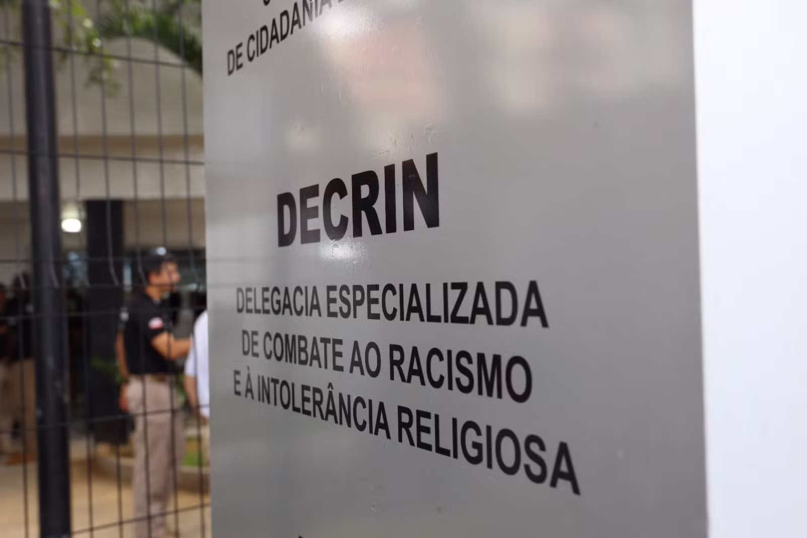 Homem é preso após proferir ofensas raciais contra funcionário do metrô de Salvador