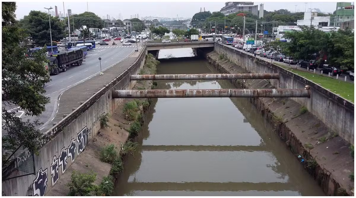 Mulher é resgatada do Rio Tamanduateí na Avenida do Estado, Centro de SP