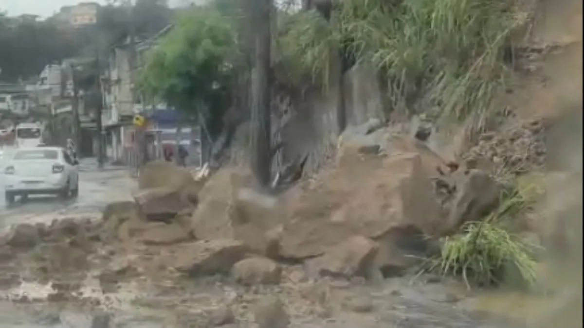 Deslizamento interdita faixa de rua em Cascadura, na Zona Norte do Rio