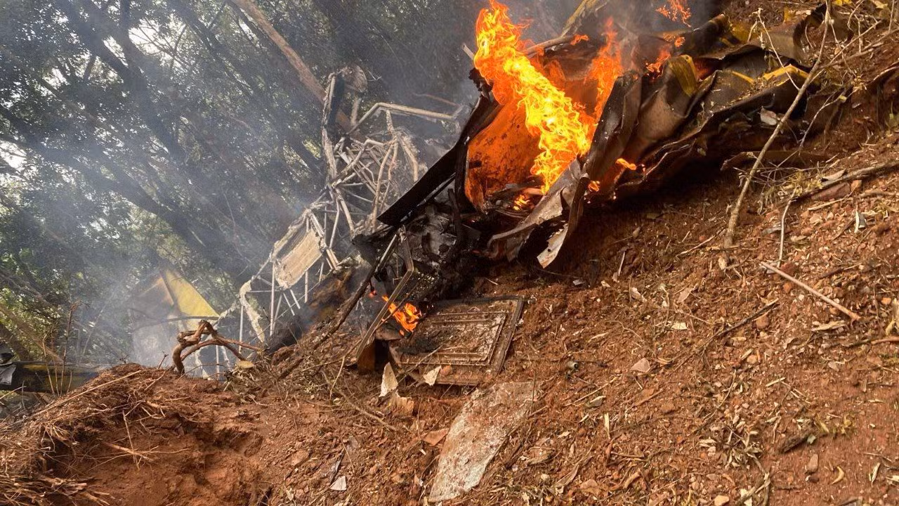 Helicóptero dos bombeiros decolou sem visibilidade mínima antes de queda que matou seis em MG, aponta Cenipa