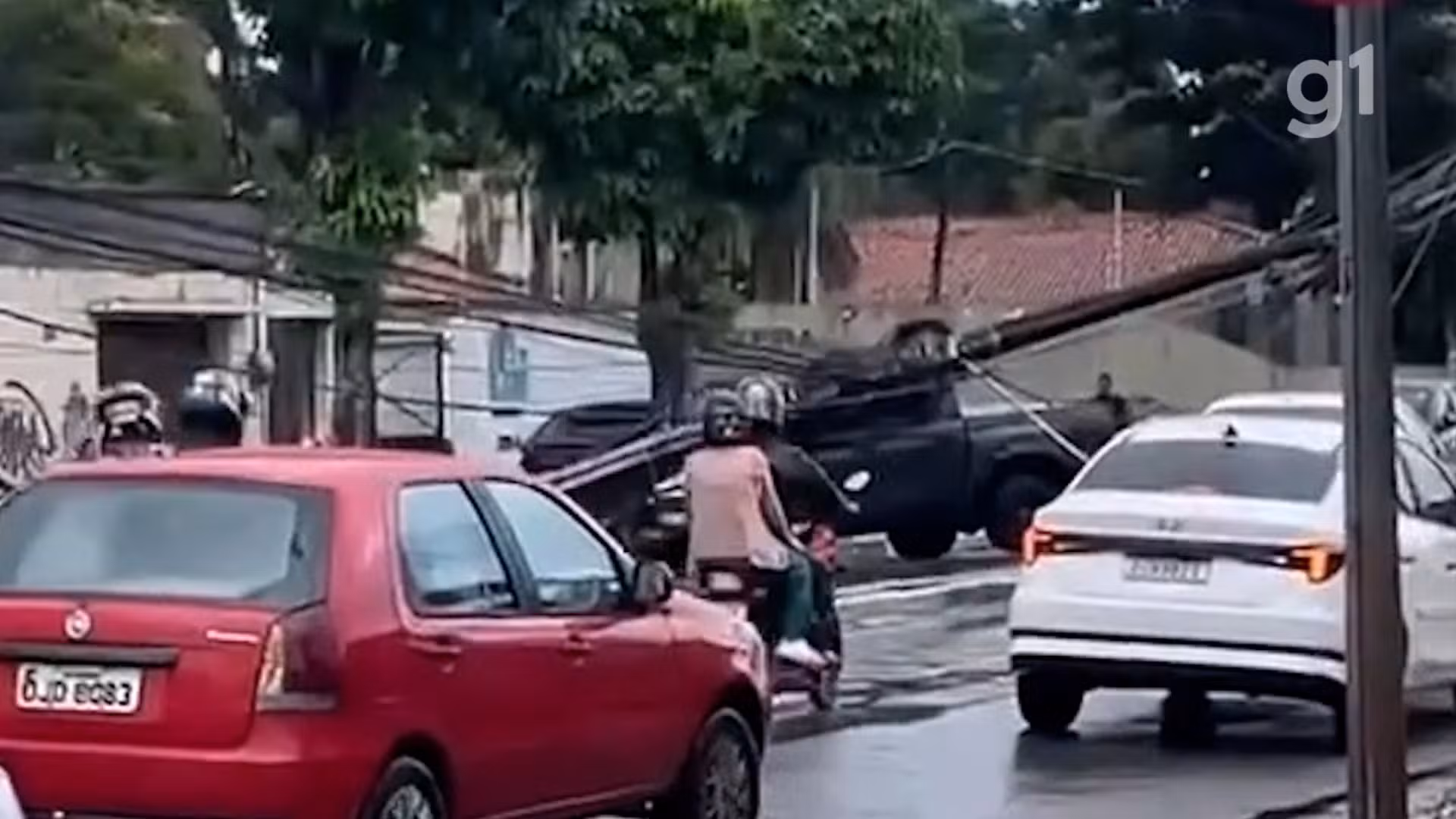 VÍDEO: Caminhonete fica destruída após atingir poste na Avenida São Luís Rei de França