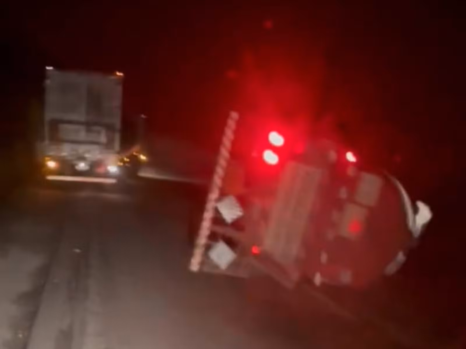 Vazamento de etanol após tombamento de carreta interdita MGC