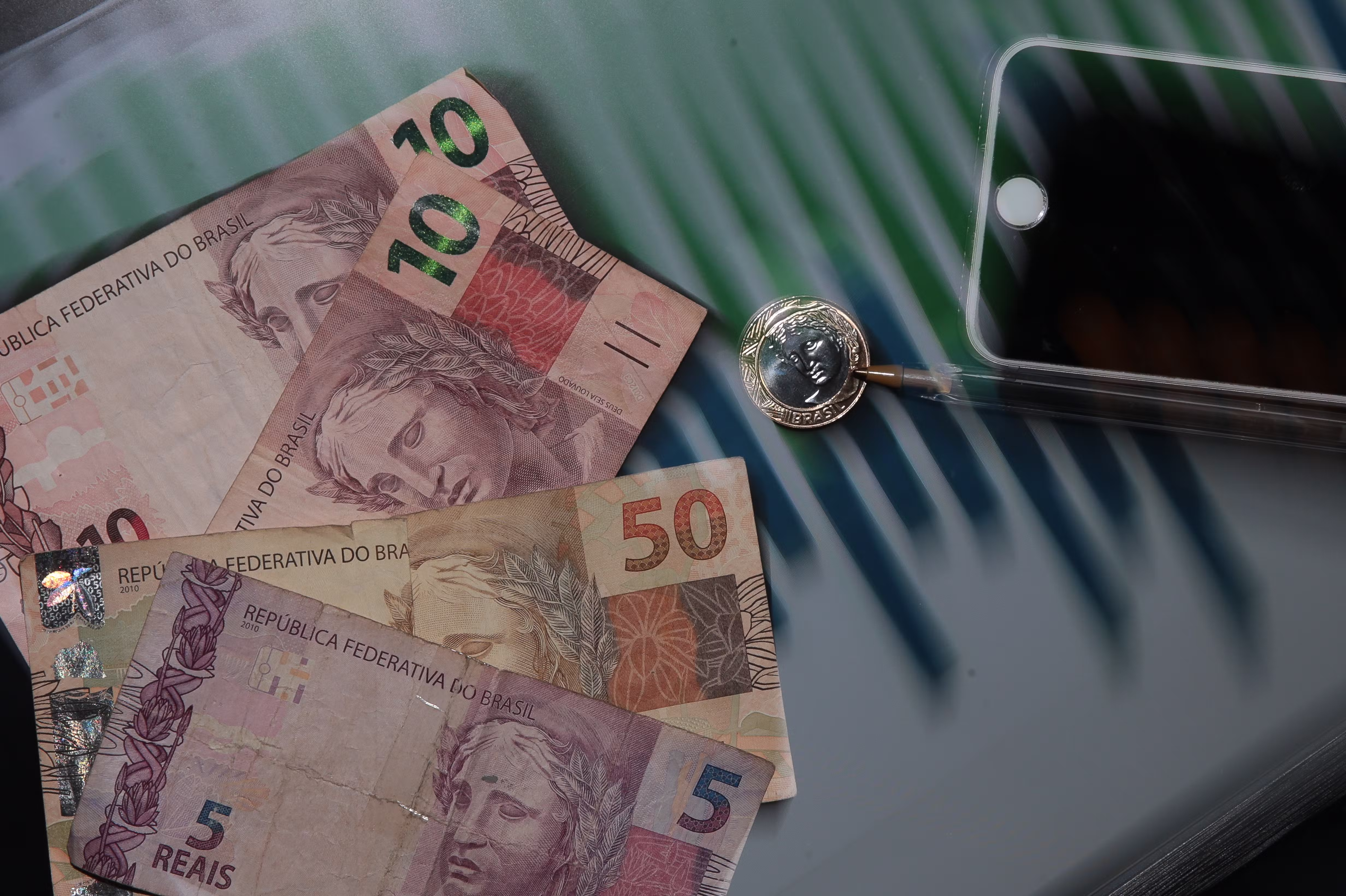 Seu salário aumentou, mas o dinheiro continua curto? Entenda o que está acontecendo