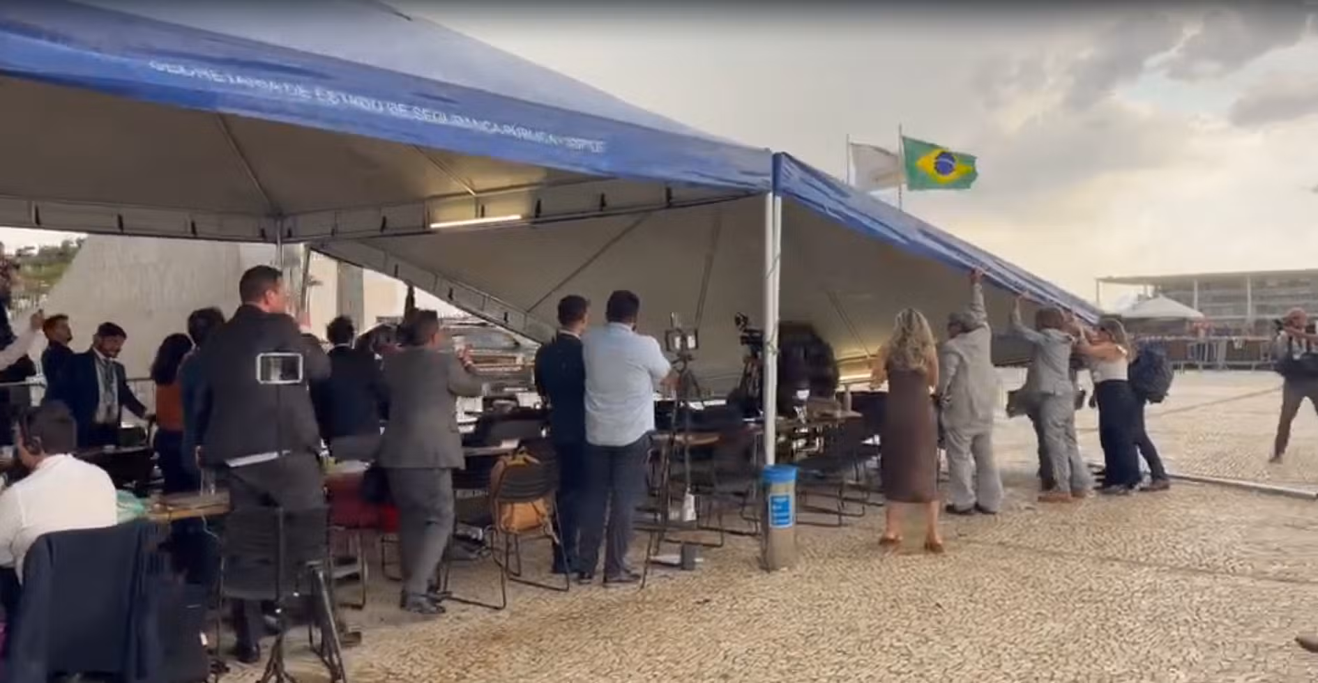 VÍDEO: ventania derruba tendas e faz equipes na área externa do STF correrem durante julgamento