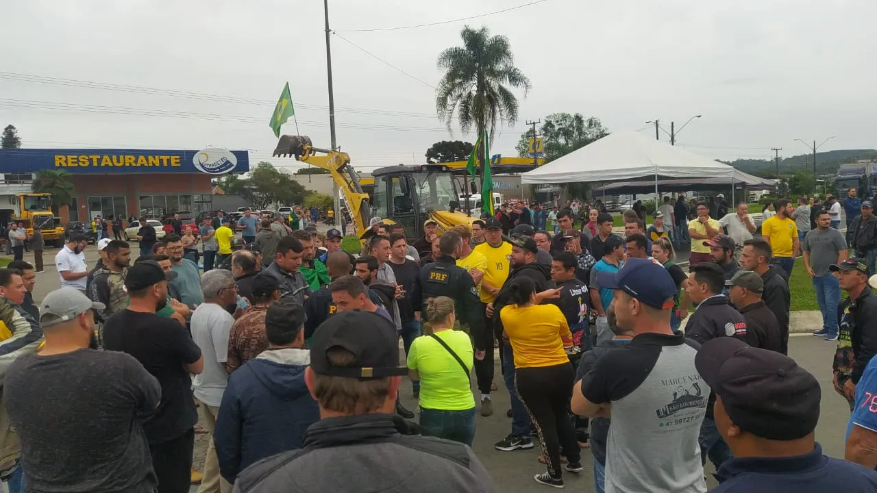 Câmara aprova anistia a multas por bloqueios de estrada após eleição de 2022; texto também reforça piso do frete