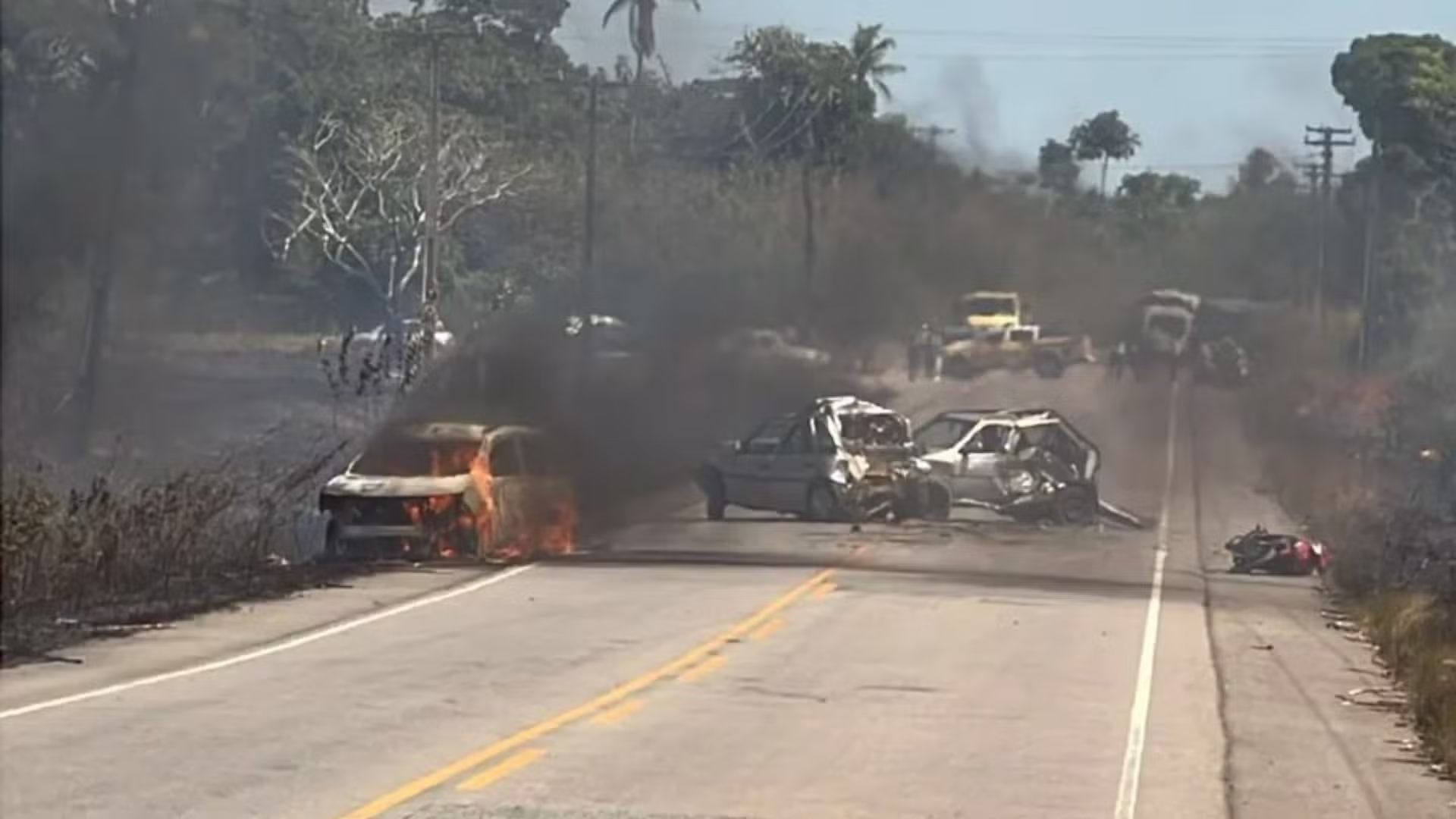 Carros pegam fogo após acidente entre cinco veículos em Alhandra, na PB; VÍDEO