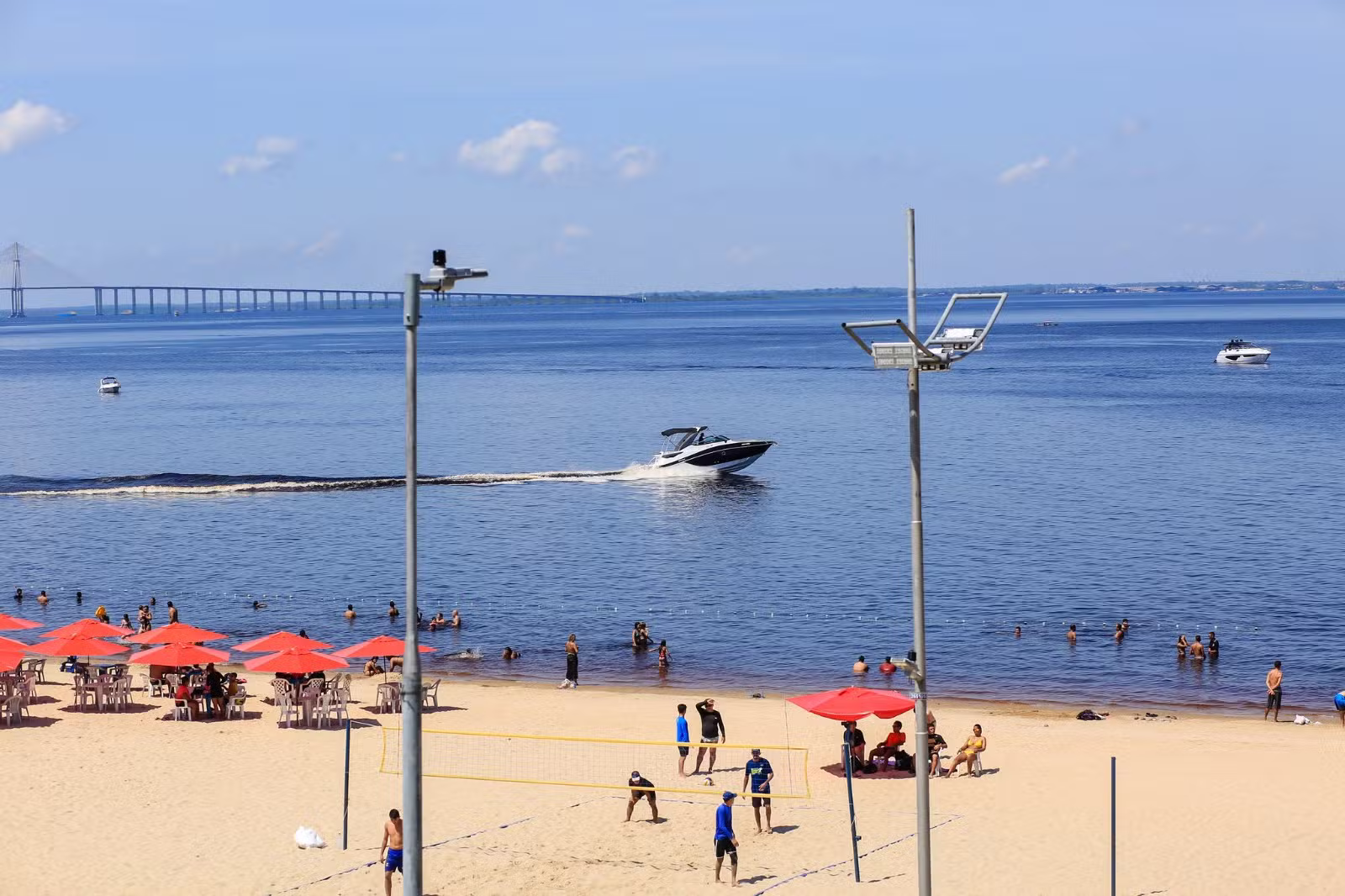 Dupla escapa de tentativa de homicídio após pular de embarcação na praia da Ponta Negra, em Manaus