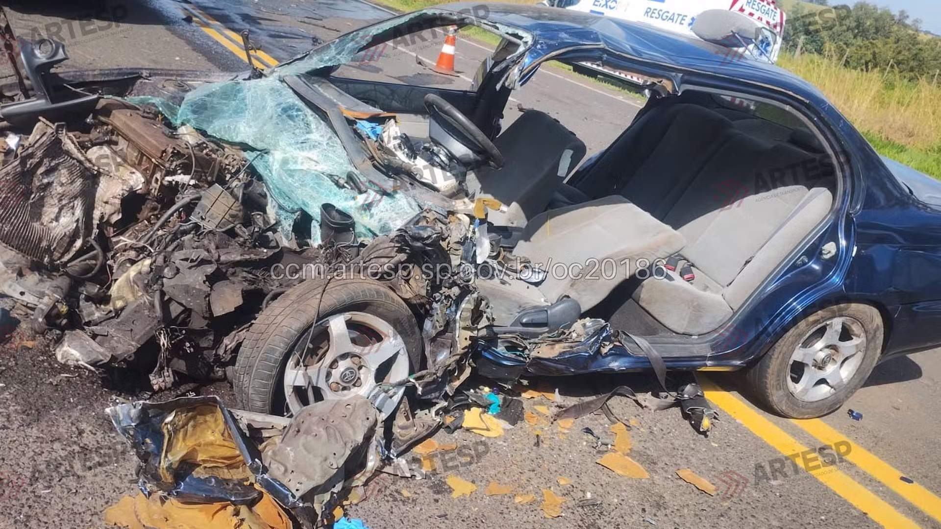 Acidente entre carro e carreta deixa duas pessoas feridas na SP