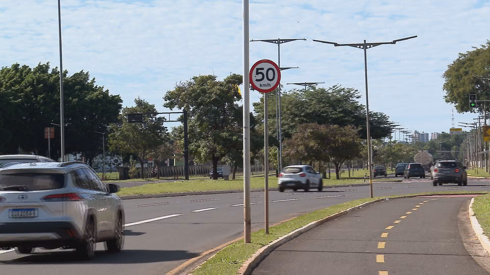 Mulher morre após perder controle de motocicleta e bater em poste de iluminação