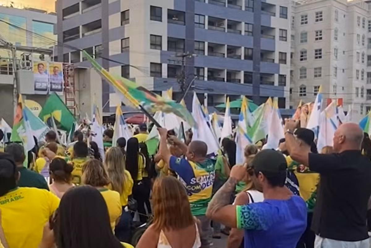 Manifestantes protestam contra STF e Alexandre de Moraes no Busto de Tamandaré, em João Pessoa
