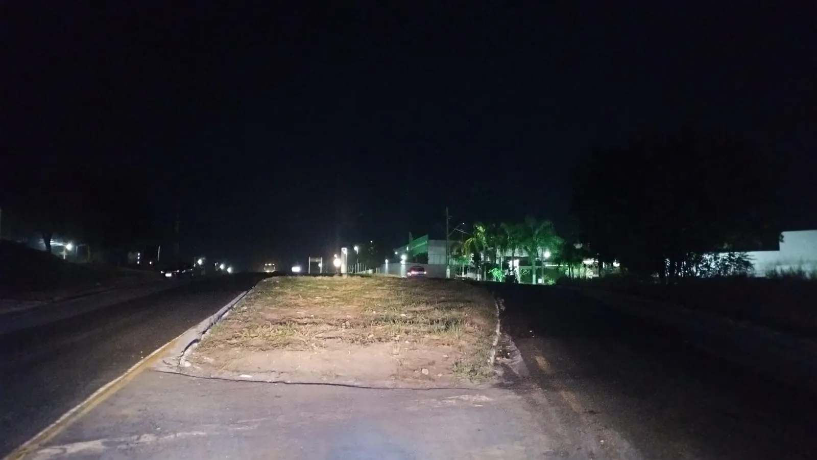 Motociclista se distrai com GPS, bate em canteiro e fica gravemente ferido na BR