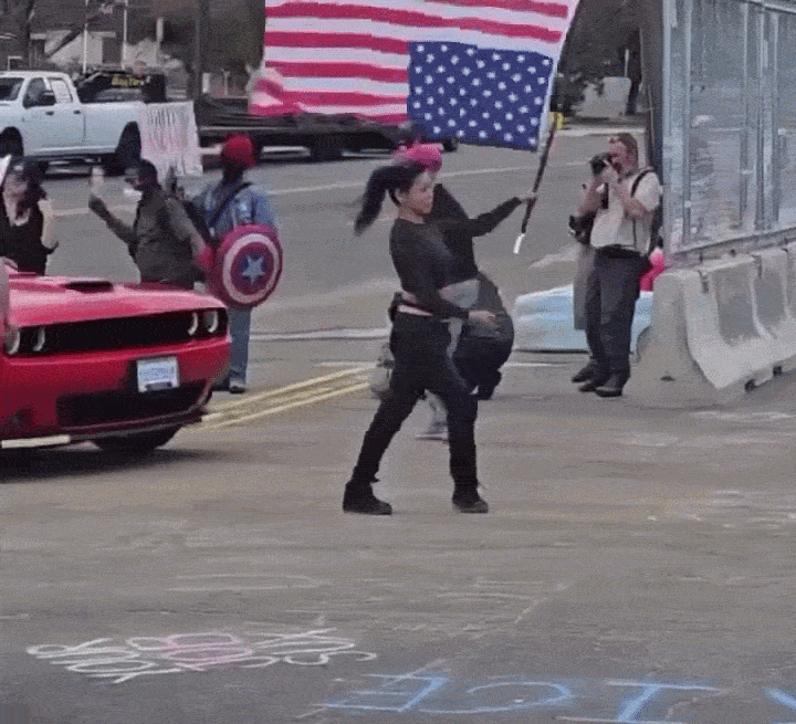 Mulher é atropelada por carro durante protesto contra o ICE nos Estados Unidos