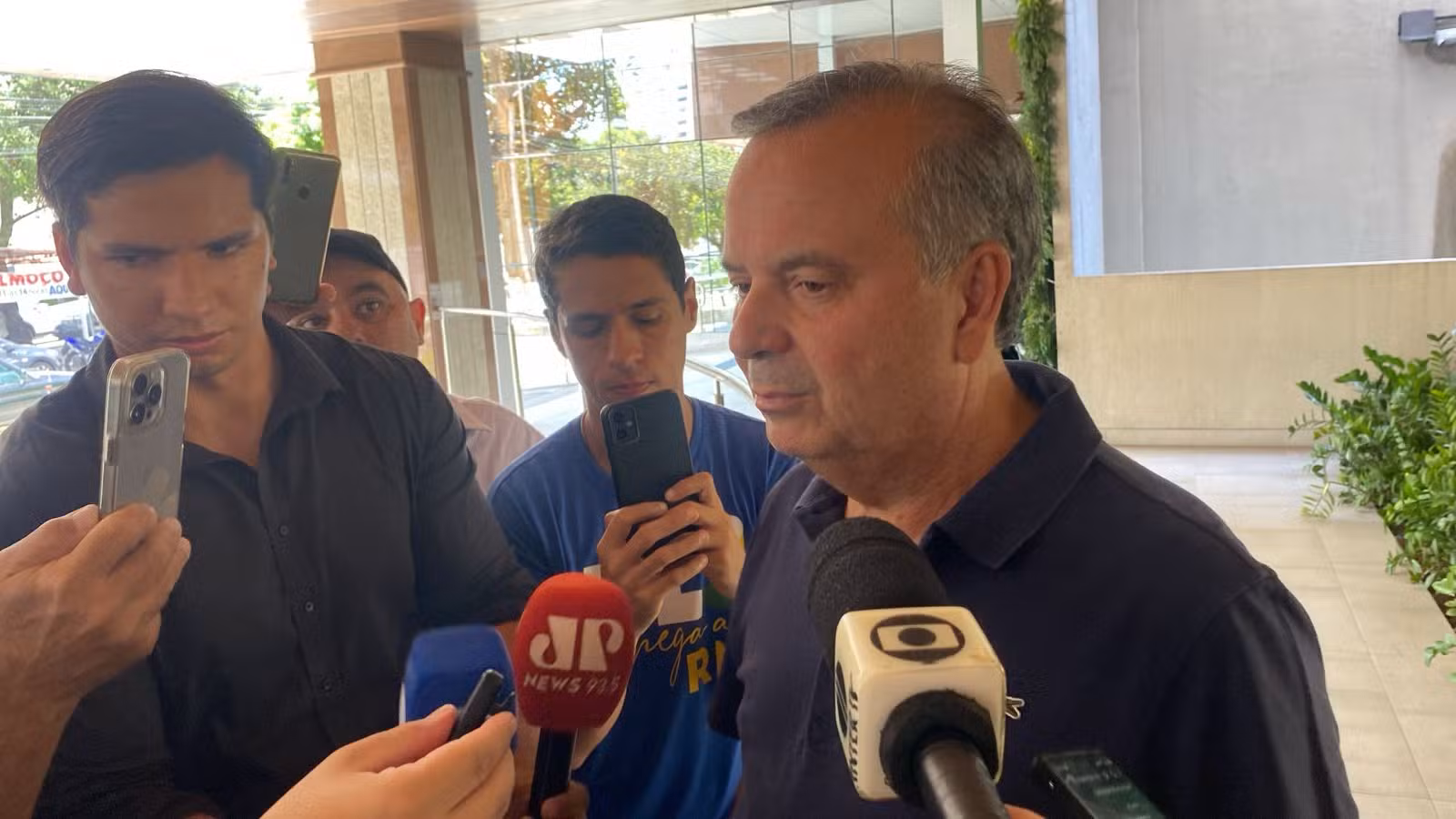 Homem joga ovo em Rogério Marinho durante manifestação em Natal e é conduzido à delegacia