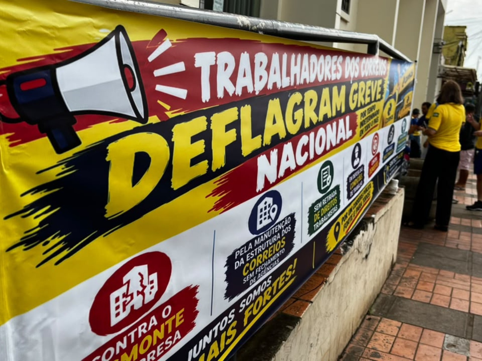 Trabalhadores dos Correios fazem ato em adesão à greve nacional no AC