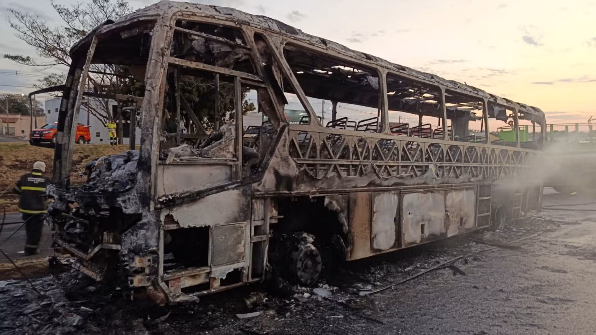 VÍDEO: Ônibus interestadual pega fogo e interdita trecho da BR
