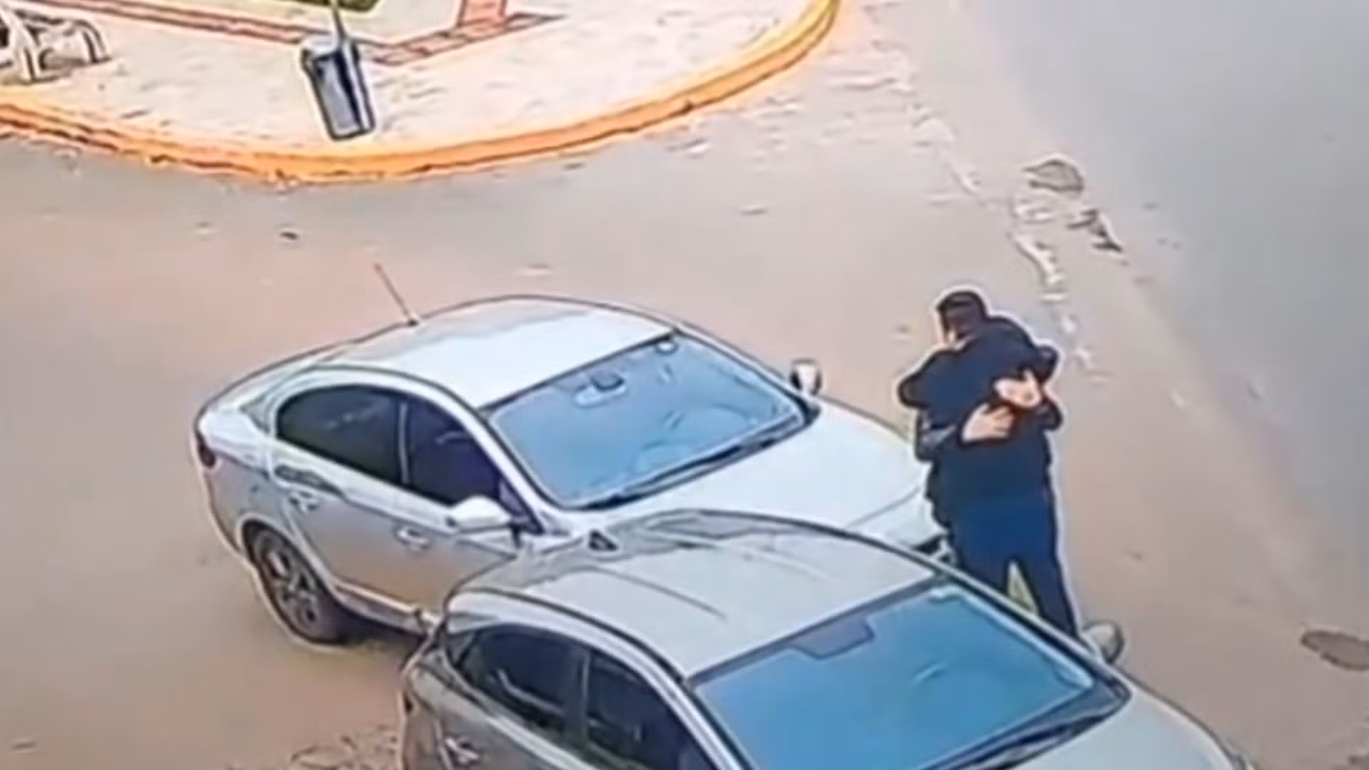 'Amizade no trânsito': abraço após batida muda desfecho de acidente e viraliza