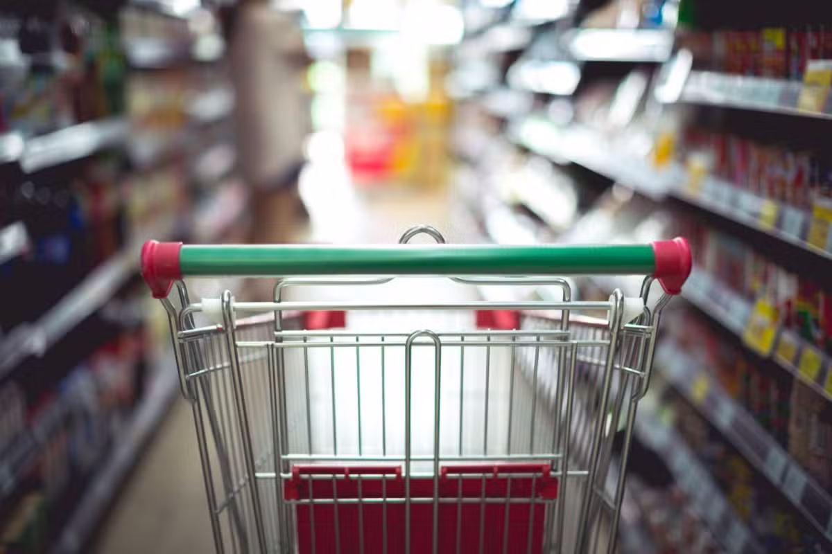 PIB tem 'desaceleração importante' e consumo das famílias liga novo alerta, dizem economistas