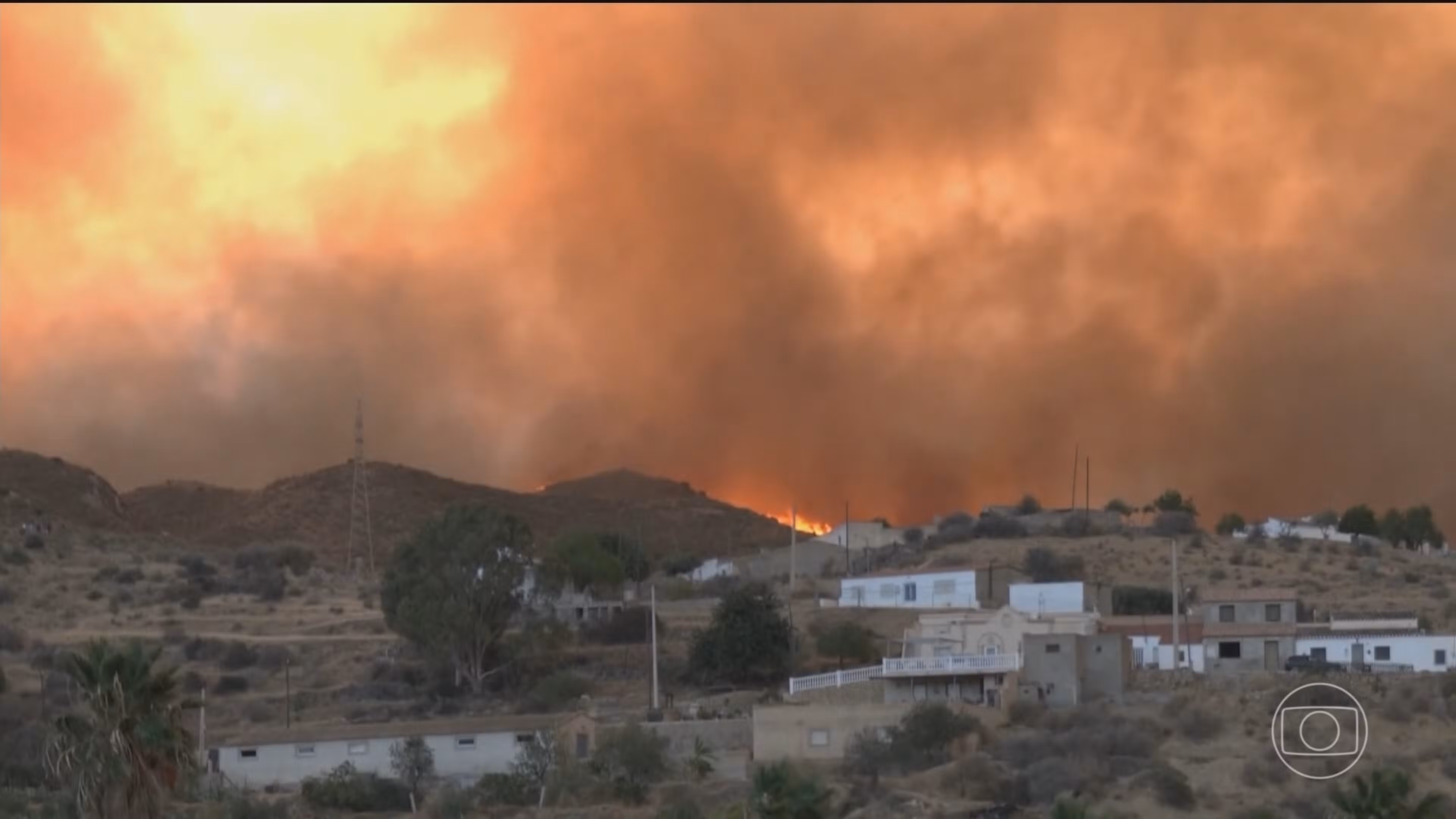 Sul da Espanha enfrenta o incêndio mais letal já registrado na região: 12 pessoas morreram; dezenas estão desaparecidas