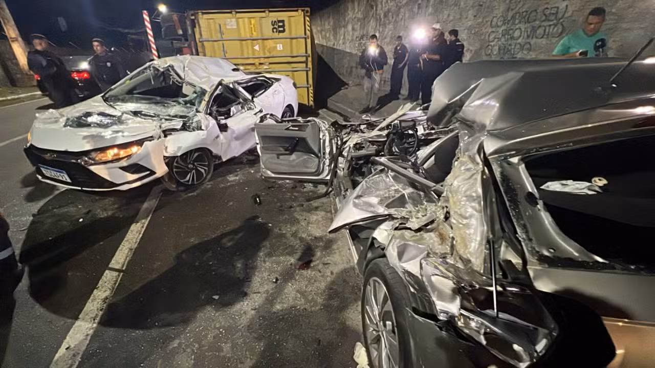Carreta tomba após colisão com dois carros na Avenida das Torres, em Manaus