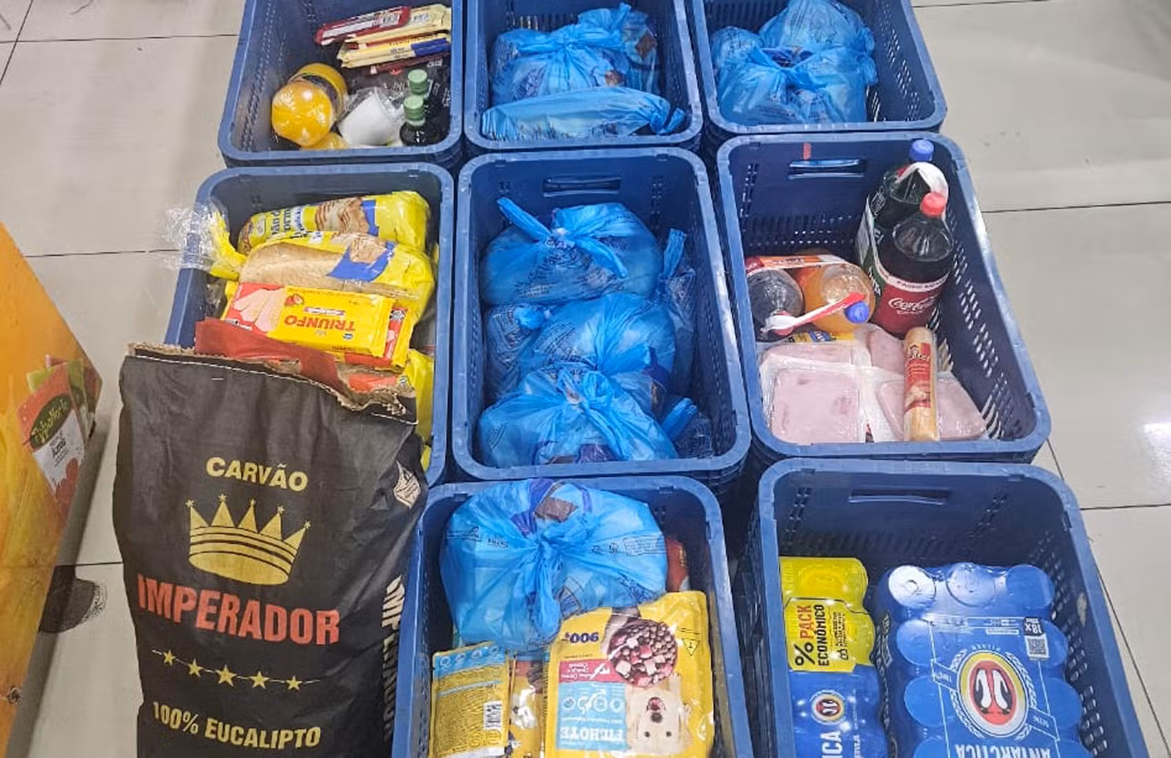 Mulher é presa ao sair com dois carrinhos cheios de produtos de supermercado sem pagar; vídeo
