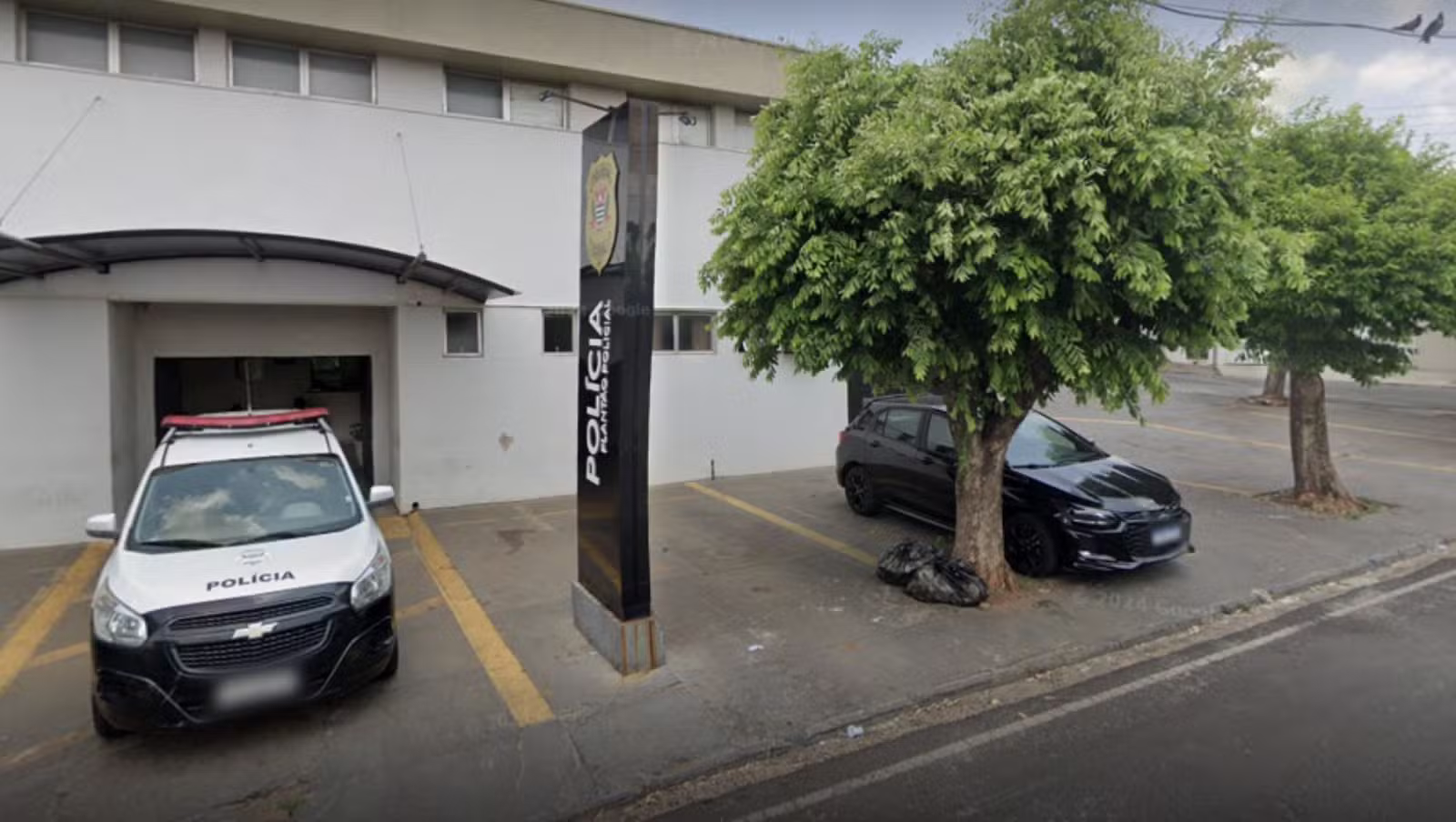 Homem é preso ao tentar atacar escrivão com pedaço de vidro em frente ao Plantão Policial de Catanduva