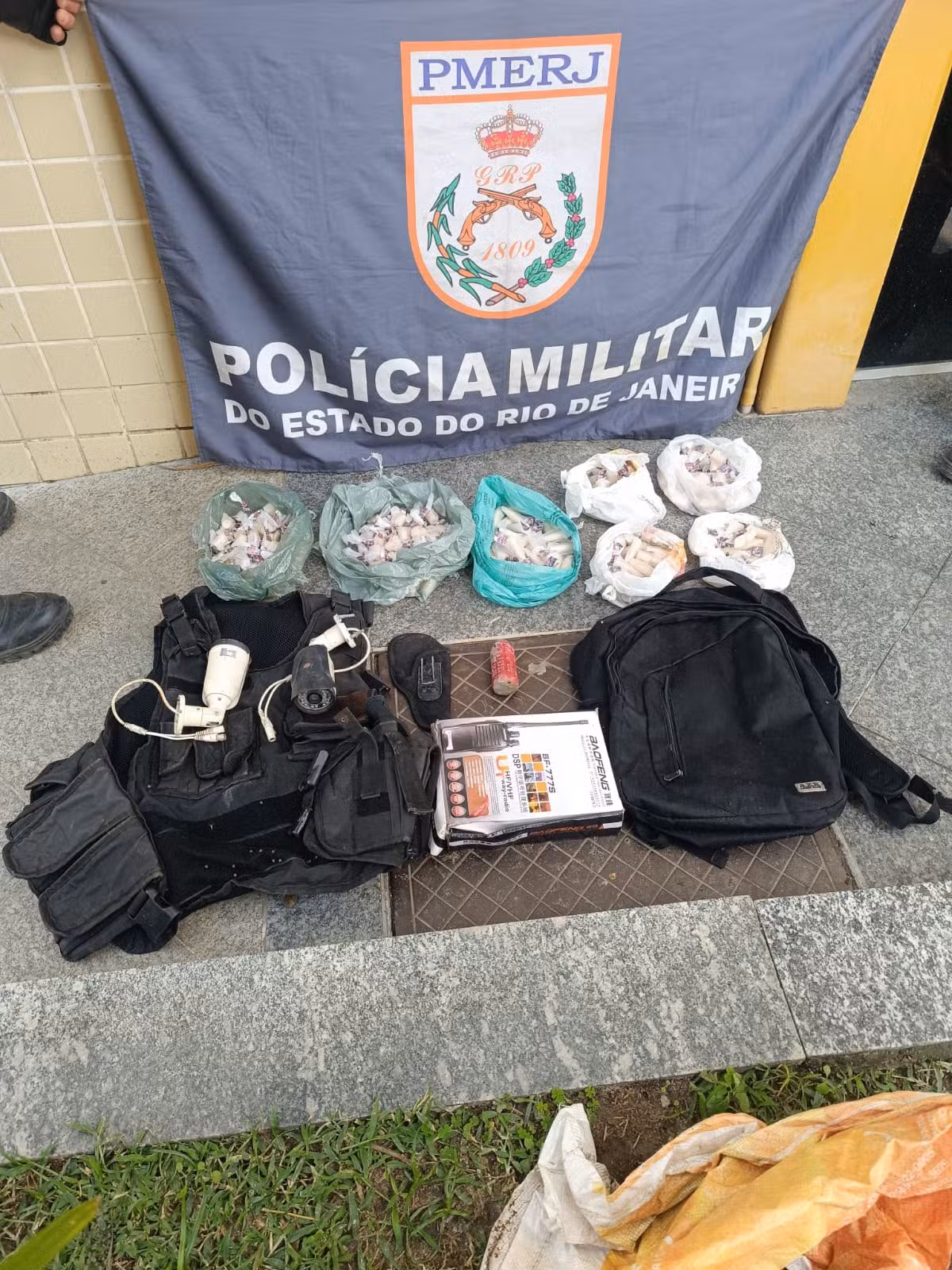 PM apreende 560 pinos de cocaína, artefato explosivo e materiais usados pelo tráfico em Araruama