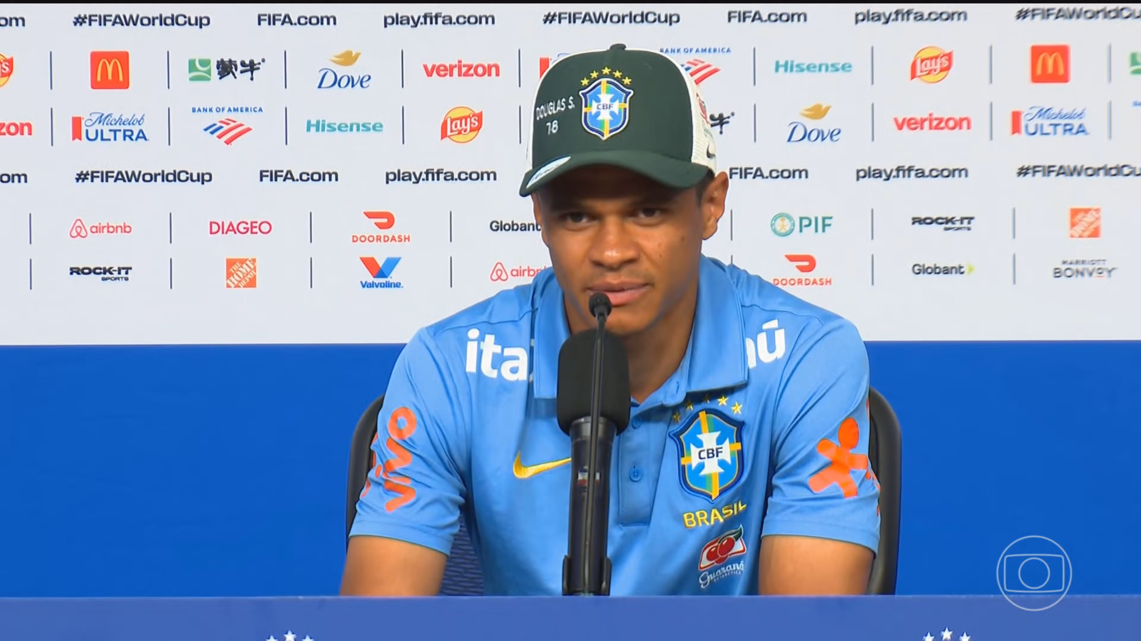 Lateral Douglas Santos se firma como um dos pilares de Ancelotti na Seleção