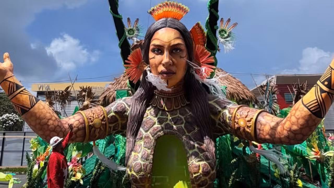 Isabelle Nogueira é homenageada com escultura do próprio rosto em alegoria do Garantido; VÍDEO